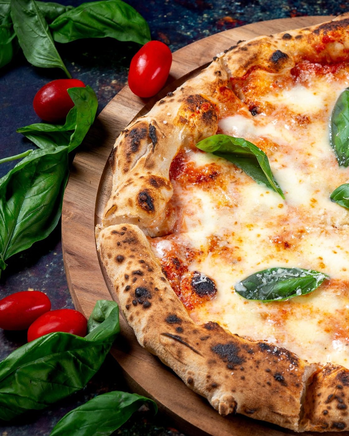 Pizza Margherita cu mozzarella, busuioc și roșii cherry