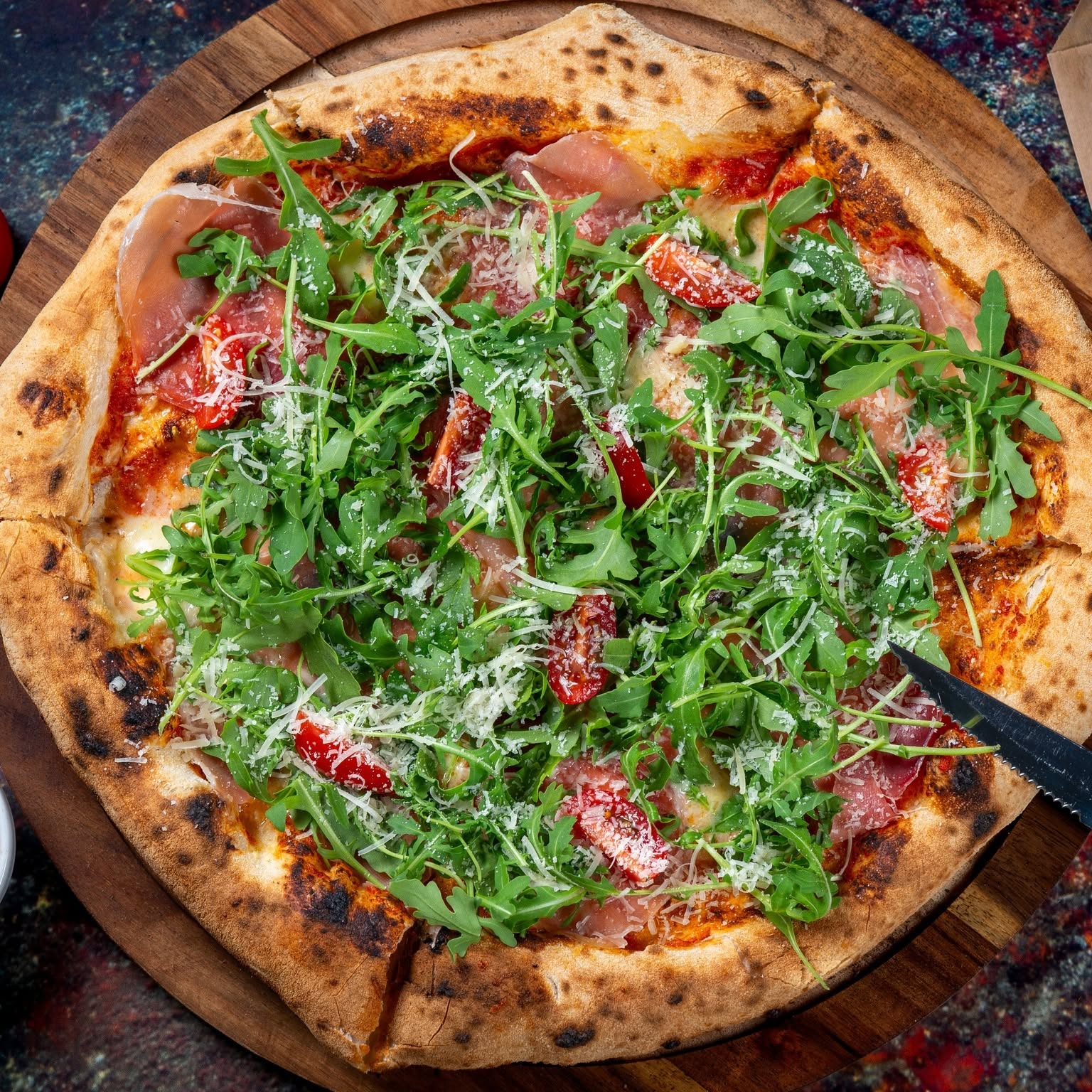 Pizza Prosciutto e Cherry cu ruccola, roșii cherry și parmezan
