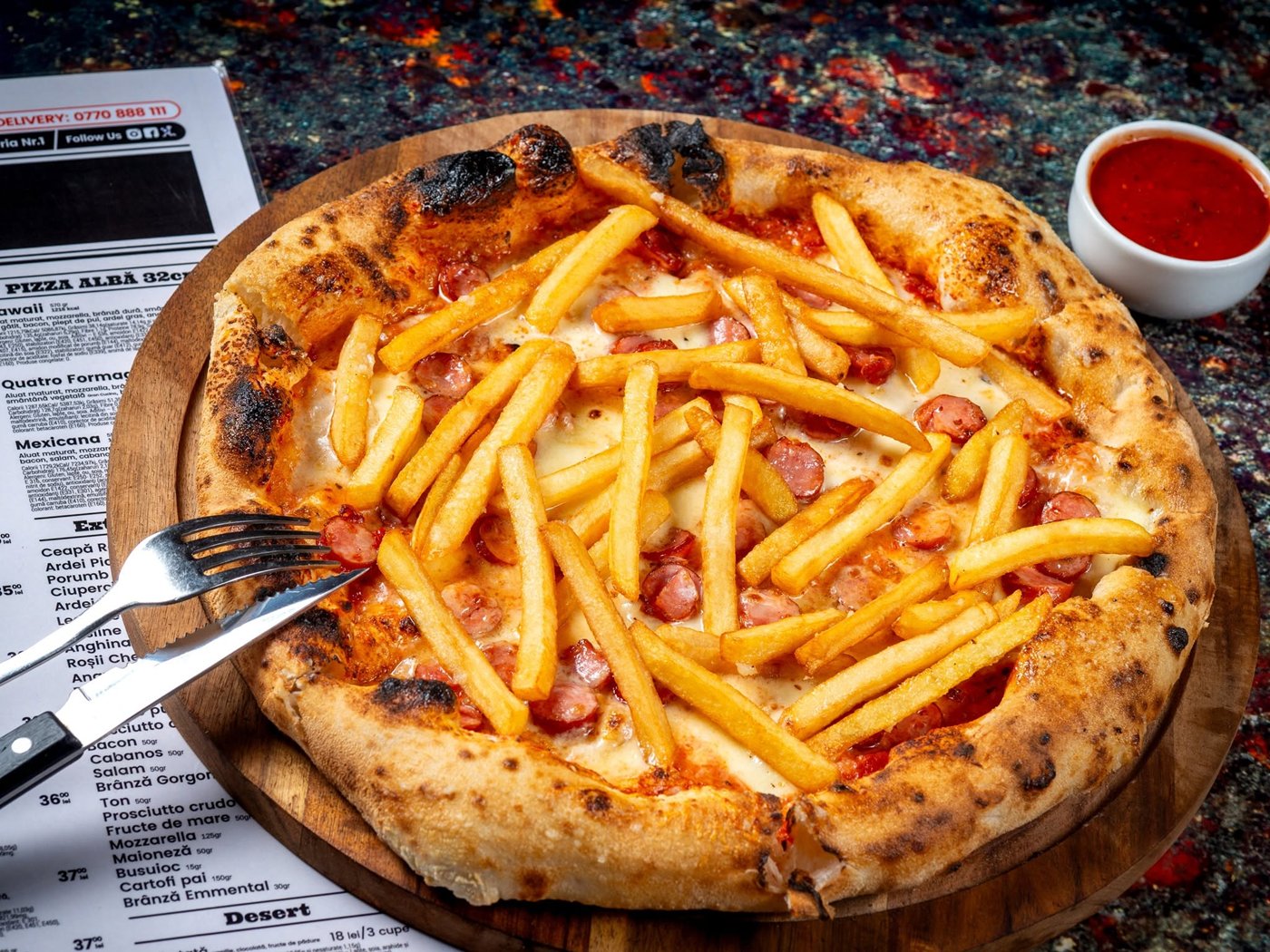 Pizza Texana cu cârnăciori și cartofi prăjiți
